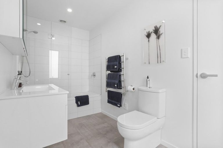 Photo of property in 102 Balmain Road, Chatswood, Auckland, 0626