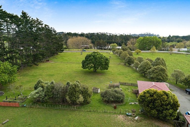 Photo of property in 27 Motu Road, Kumeu, 0891