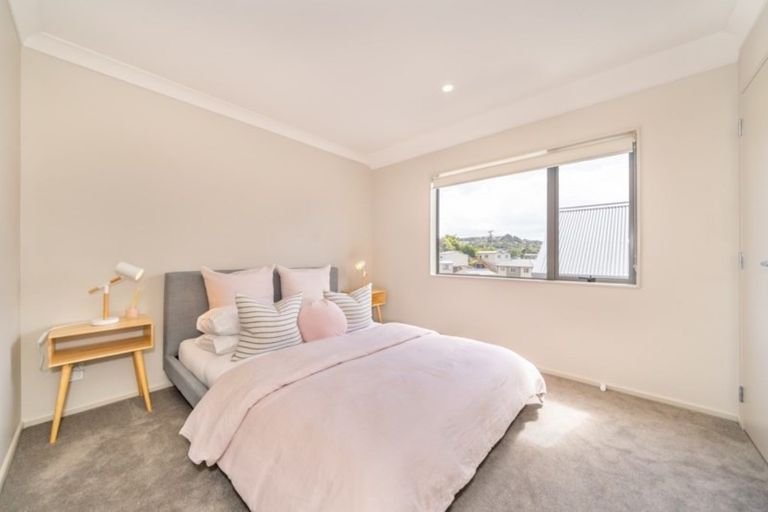 Photo of property in 2 Brindle Way, Newlands, Wellington, 6037