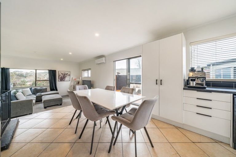 Photo of property in 5 Edelweiss Grove, Timberlea, Upper Hutt, 5018