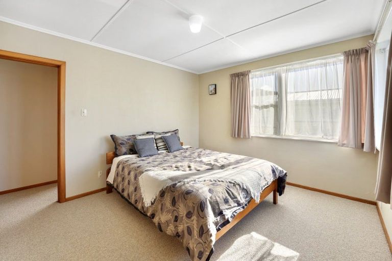 Photo of property in 6 Cotswold Crescent, Newlands, Wellington, 6037