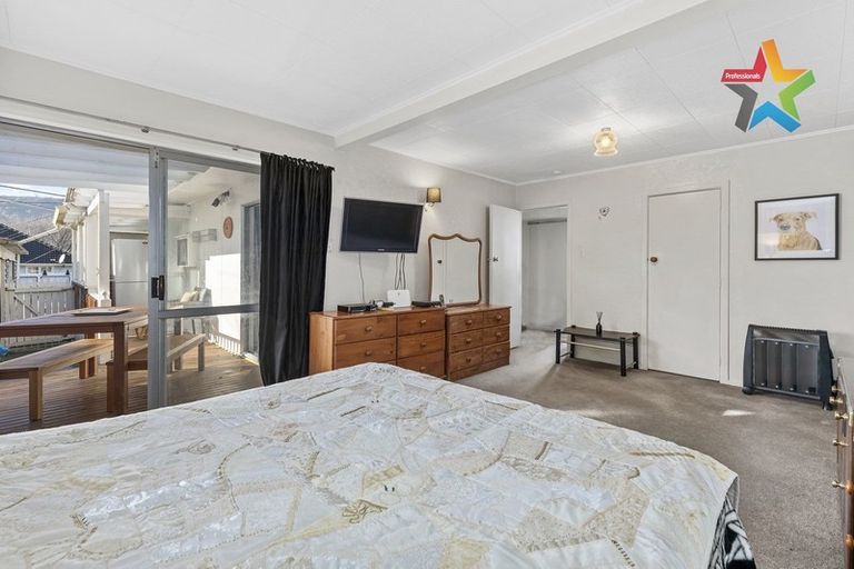 Photo of property in 5 Bird Grove, Stokes Valley, Lower Hutt, 5019