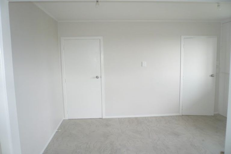 Photo of property in 16 Hobsonville Road, West Harbour, Auckland, 0618