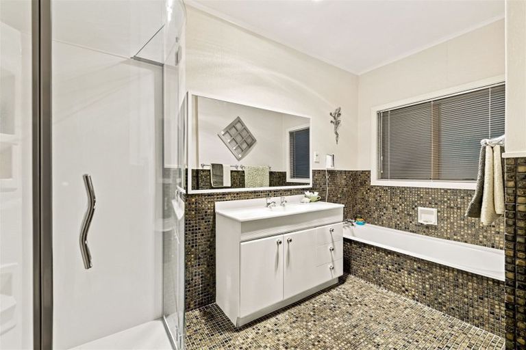 Photo of property in 7 Divich Avenue, Te Atatu South, Auckland, 0610