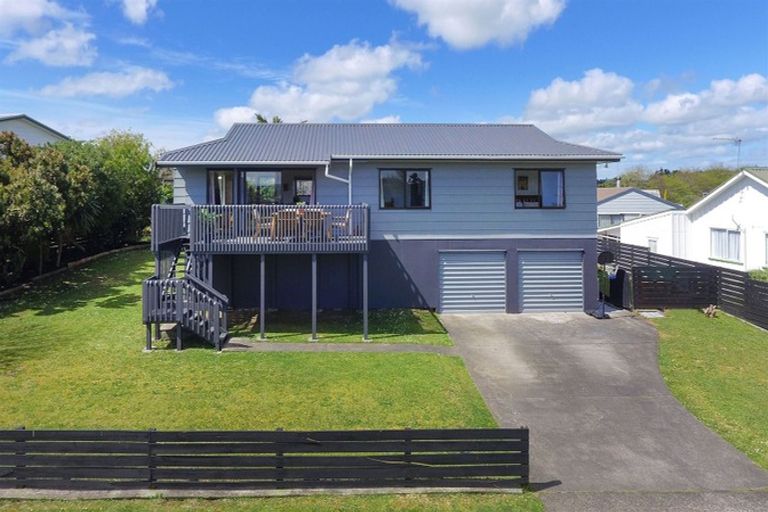 Photo of property in 3 Stella Drive, Clarks Beach, 2122