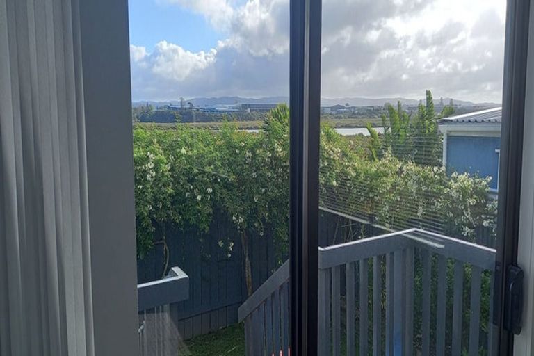 Photo of property in 2/40 Saxon Street, Waterview, Auckland, 1026