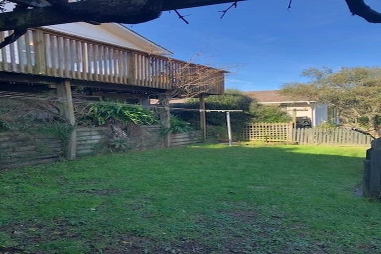 Photo of property in 124 Taylor Terrace, Tawa, Wellington, 5028