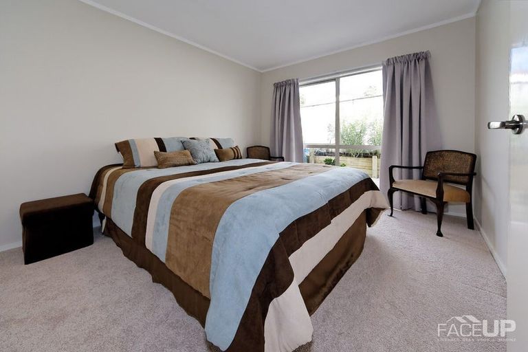 Photo of property in 9 Harbour Lights Close, West Harbour, Auckland, 0618