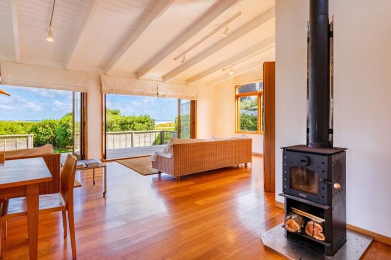 Photo of property in 127 Marine Parade North, Piha, New Lynn, 0772