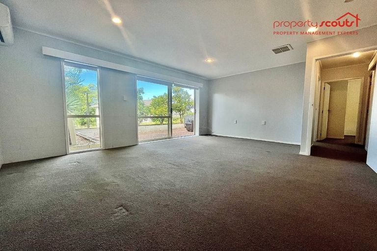 Photo of property in 2/22 Chivalry Road, Glenfield, Auckland, 0629