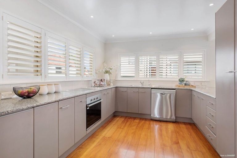 Photo of property in 1/206 East Coast Road, Forrest Hill, Auckland, 0620