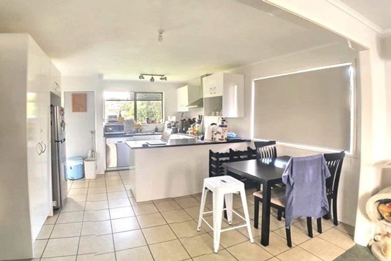 Photo of property in 5 St Margaret Place, West Harbour, Auckland, 0618