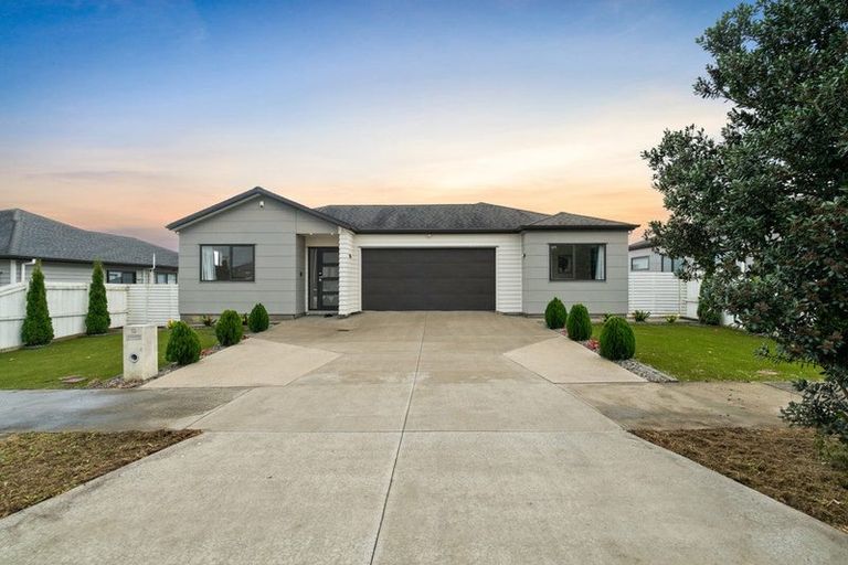 Photo of property in 10 Twin Parks Rise, Papakura, 2110