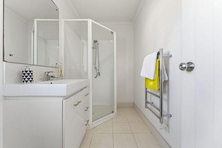 Photo of property in 25a Mcinnes Road, Weymouth, Auckland, 2103