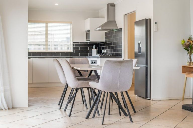 Photo of property in 5 Edelweiss Grove, Timberlea, Upper Hutt, 5018