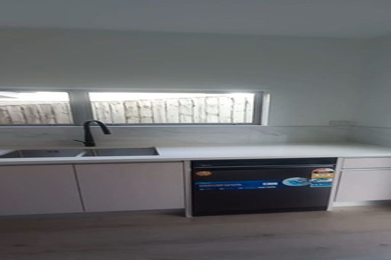 Photo of property in 90 Medallion Drive, Oteha, Auckland, 0632