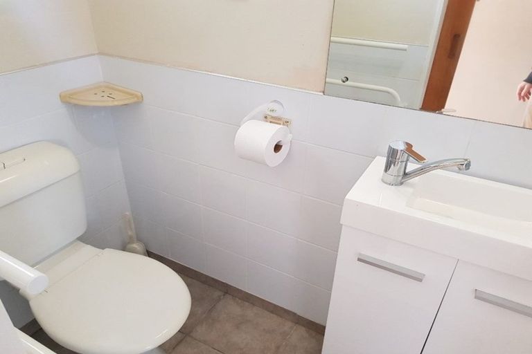 Photo of property in 12 Limmer Place, Browns Bay, Auckland, 0632