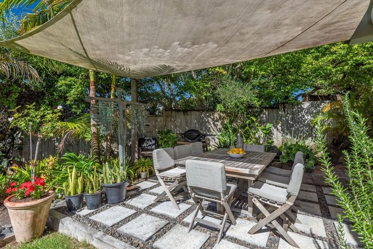 Photo of property in 11a Rodney Road, Northcote Point, Auckland, 0627