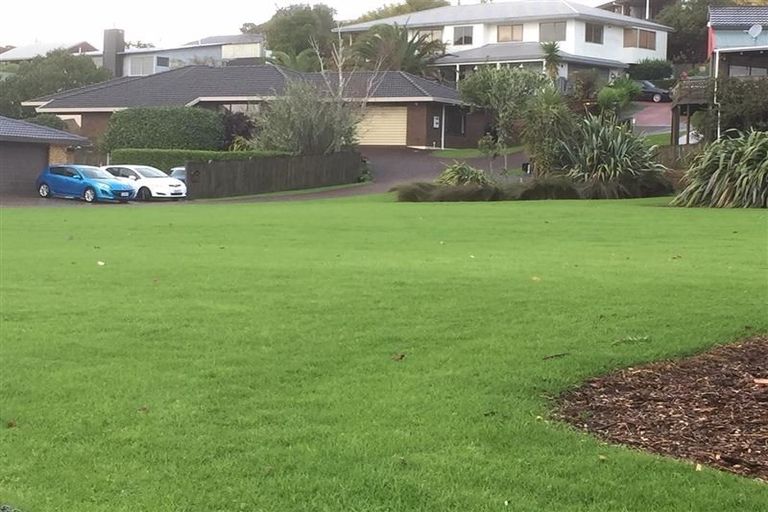 Photo of property in 21 Taupiko Place, Green Bay, Auckland, 0604