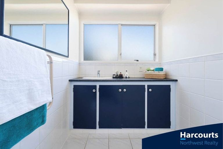 Photo of property in 16 Glen Road, Ranui, Auckland, 0612