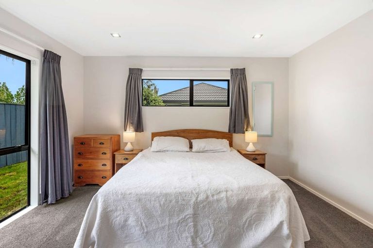 Photo of property in 17 Woburn Place, Takaro, Palmerston North, 4412