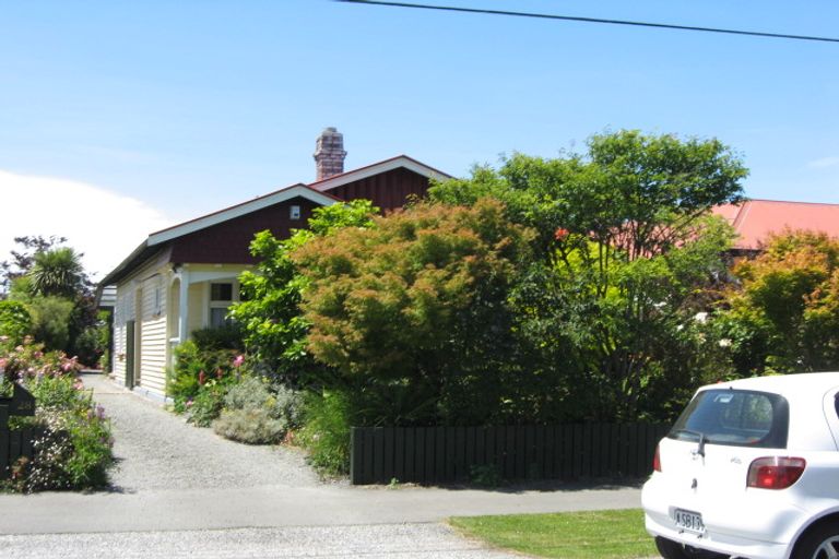 Photo of property in 28 Woodville Street, Edgeware, Christchurch, 8013