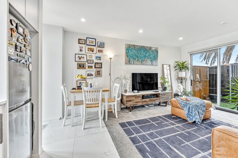 Photo of property in 2/24 Kelwyn Road, Kelston, Auckland, 0602