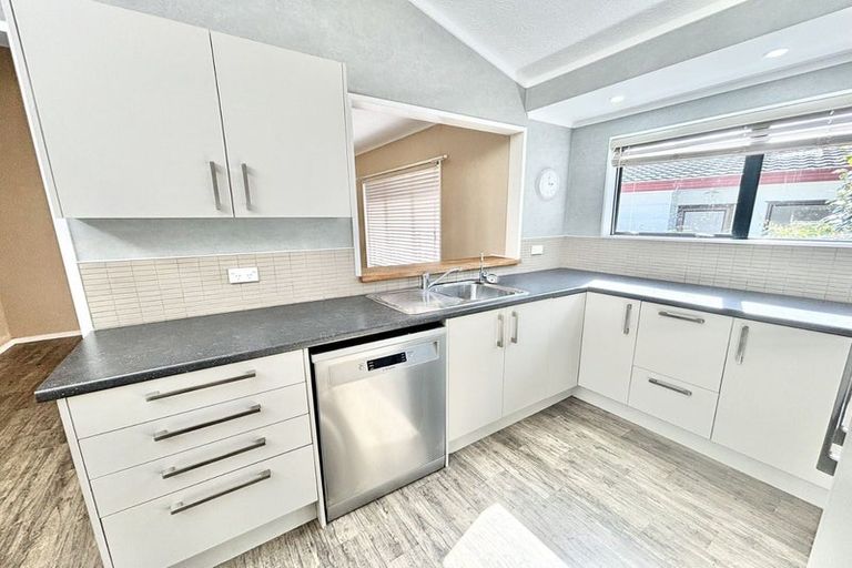 Photo of property in 77 Meadowvale Rise, Titirangi, Auckland, 0604