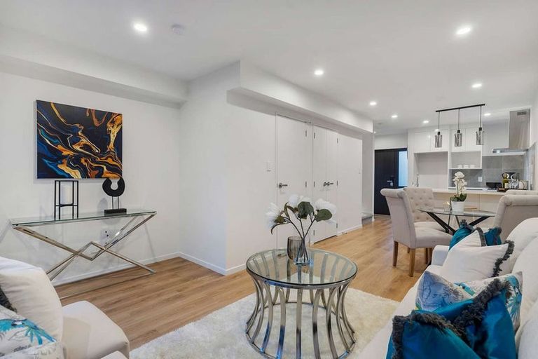 Photo of property in 2/17 Glenburn Place, Papakura, 2110