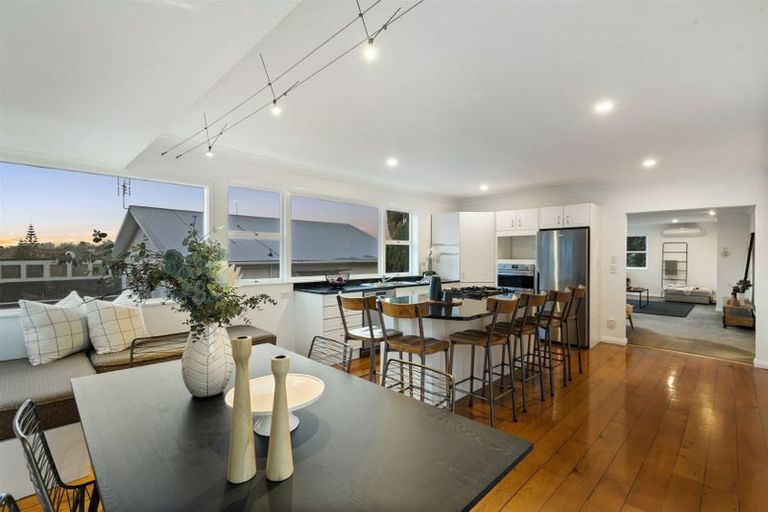 Photo of property in 1/14 Wernham Place, Northcote, Auckland, 0626