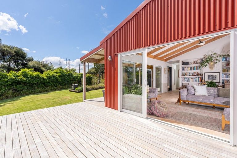 Photo of property in 236 Kiwitahi Road, Helensville, 0875