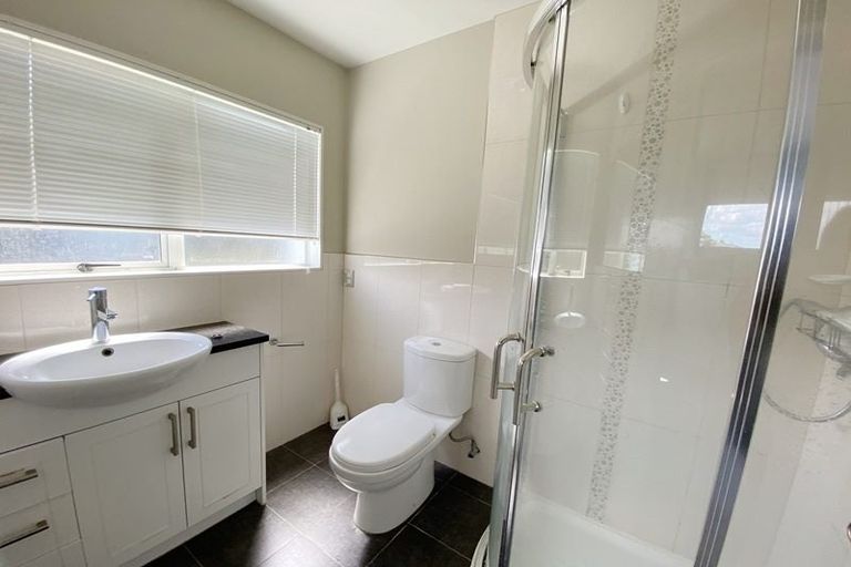 Photo of property in 11 Lakeridge Close, Northcross, Auckland, 0632