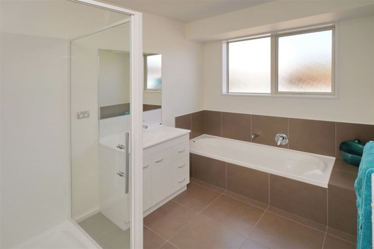 Photo of property in 17 Riverside Way, Amberley, 7410