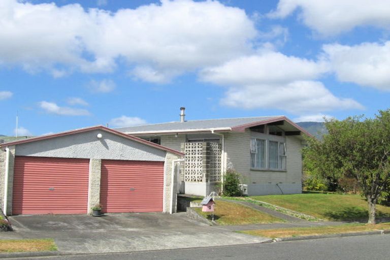 Photo of property in 2 Omaha Grove, Totara Park, Upper Hutt, 5018