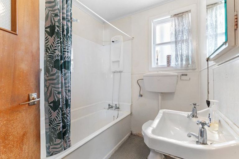 Photo of property in 4 Pomelo Road, Te Atatu South, Auckland, 0610