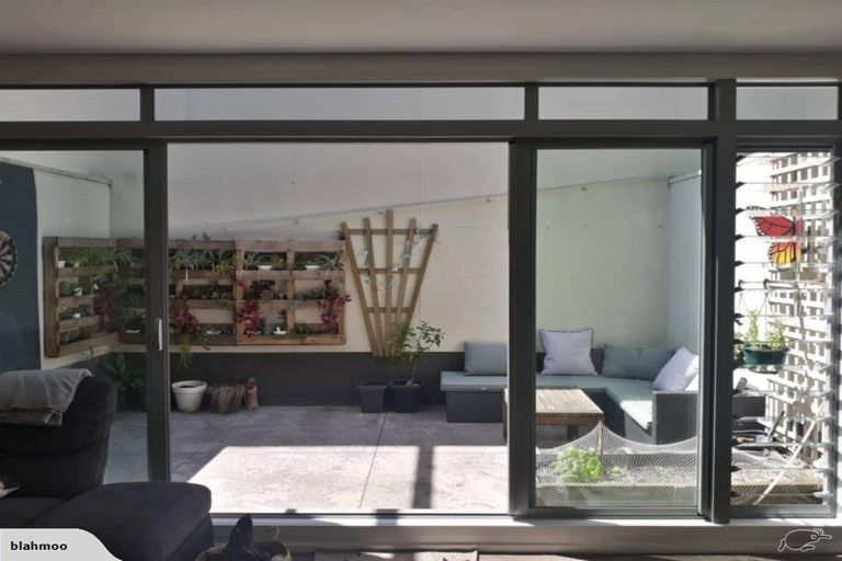 Photo of property in Las Olas De Cuba, 2/35 Torrens Terrace, Mount Cook, Wellington, 6011