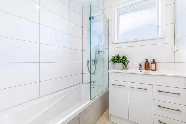 Photo of property in 17 Castaing Crescent, Te Atatu South, Auckland, 0610