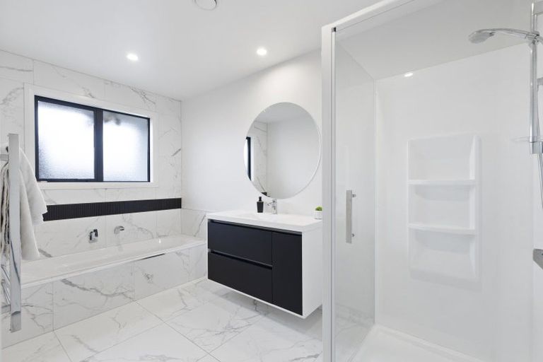 Photo of property in 2 Corsica Court, Fitzherbert, Palmerston North, 4410