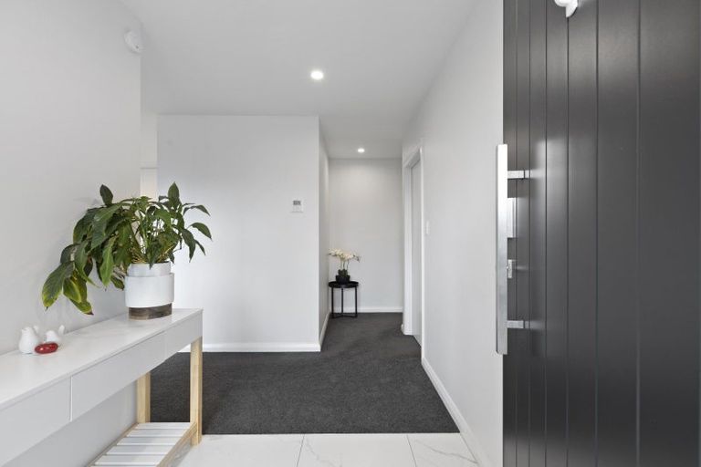 Photo of property in 2 Corsica Court, Fitzherbert, Palmerston North, 4410