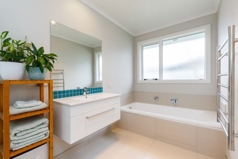 Photo of property in 11 Saint Heliers Grove, Fitzherbert, Palmerston North, 4410