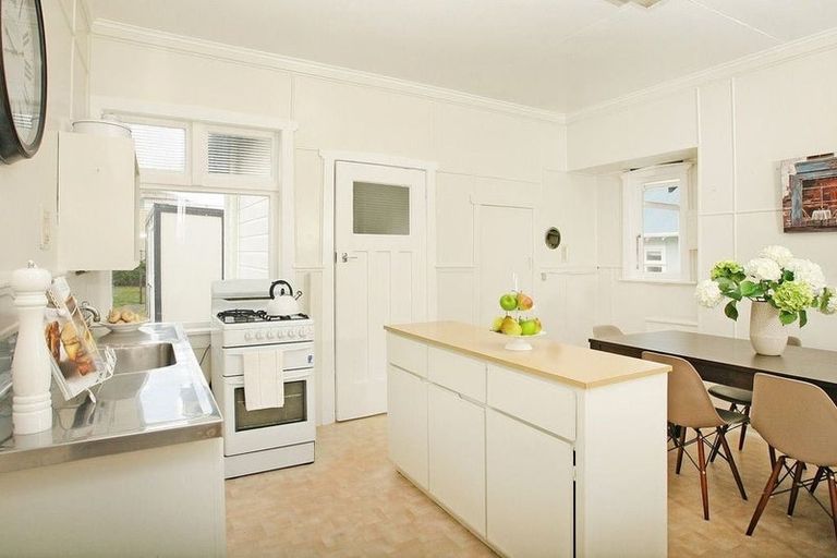 Photo of property in 73 Apu Crescent, Lyall Bay, Wellington, 6022