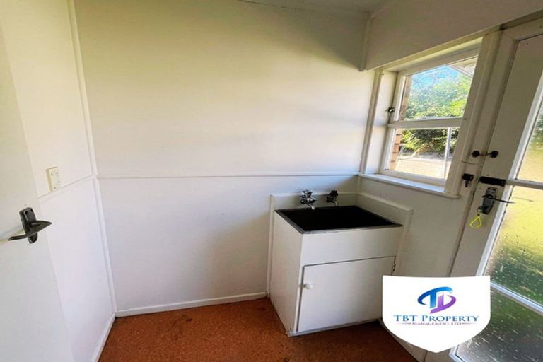 Photo of property in 2/16 Blacklock Avenue, Henderson, Auckland, 0612