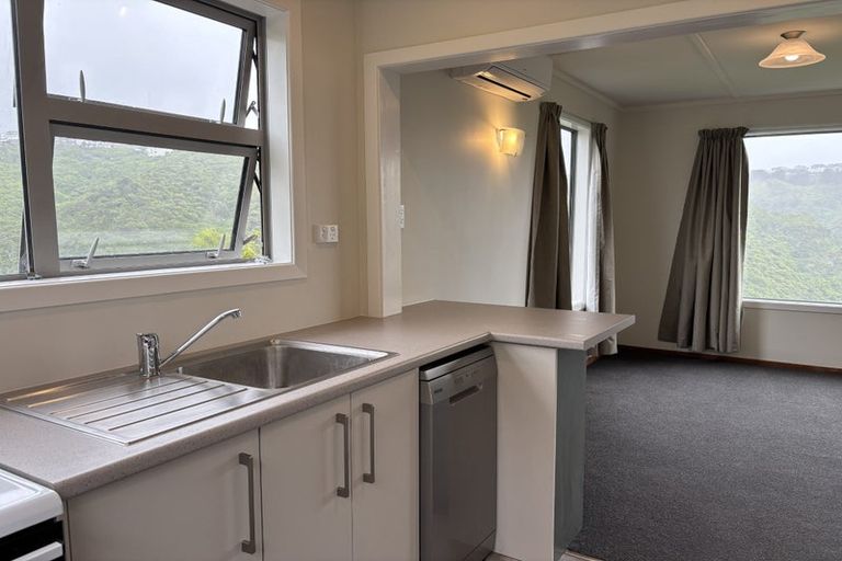 Photo of property in 2/63 Mandalay Terrace, Khandallah, Wellington, 6035