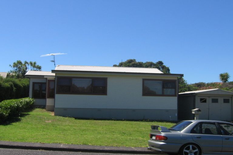 Photo of property in 2/5 Sudan Avenue, Milford, Auckland, 0620