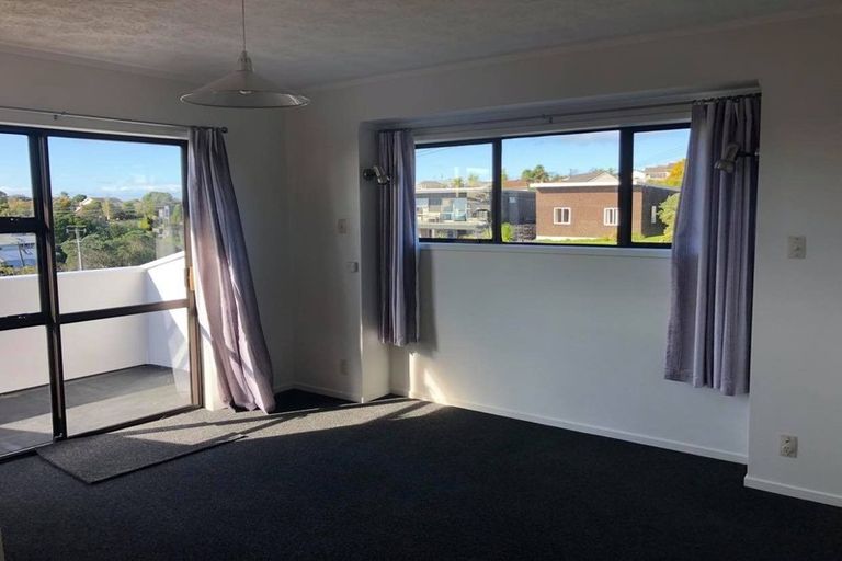 Photo of property in 1/989 Beach Road, Torbay, Auckland, 0630