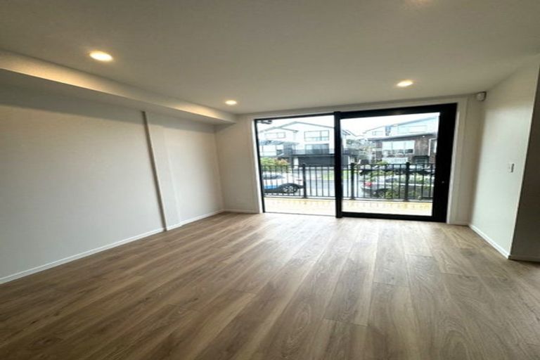 Photo of property in 8/19 Windlass Street, Long Bay, Auckland, 0630