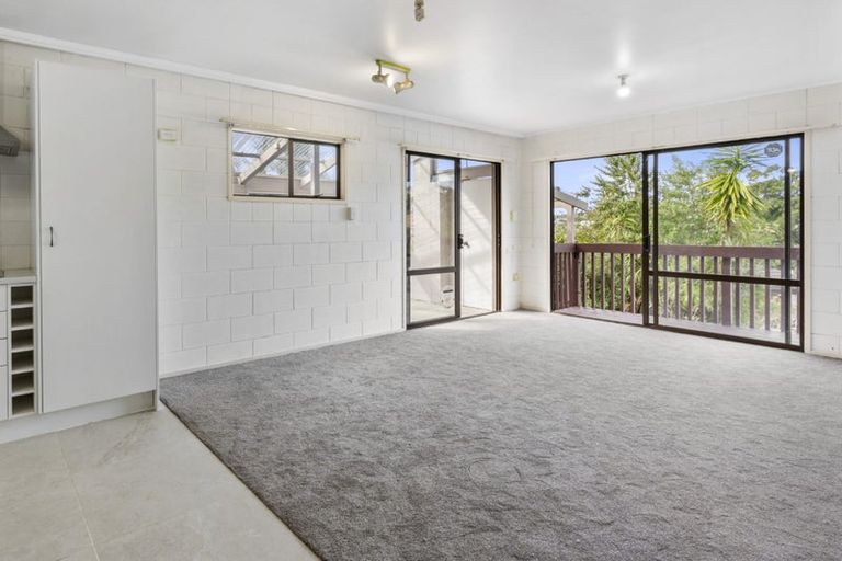 Photo of property in 2/90 Browns Bay Road, Rothesay Bay, Auckland, 0630