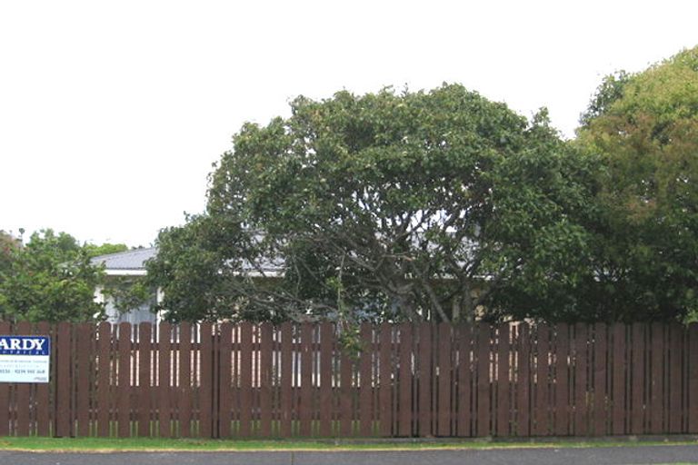 Photo of property in 15 Woodside Road, Massey, Auckland, 0614