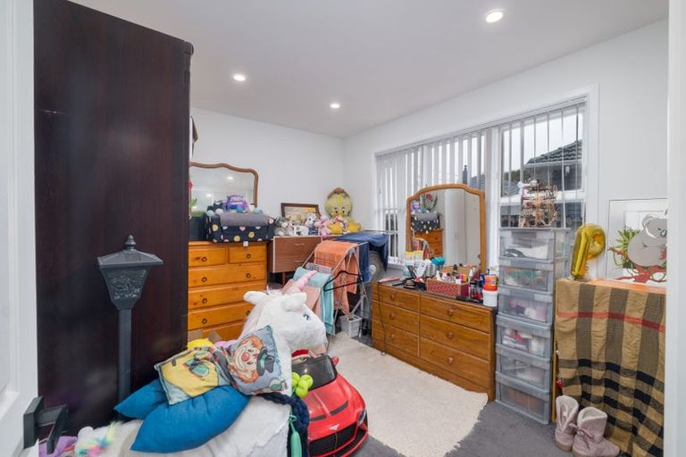 Photo of property in 11 Ingleby Place, Kelston, Auckland, 0602