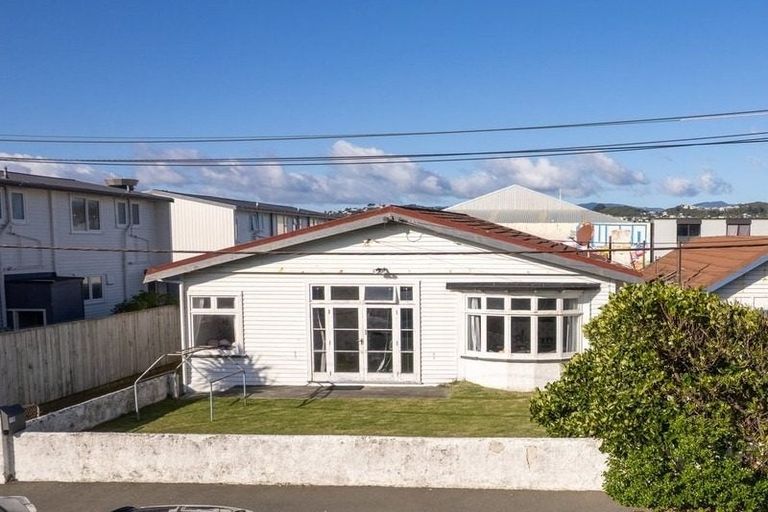 Photo of property in 73 Apu Crescent, Lyall Bay, Wellington, 6022